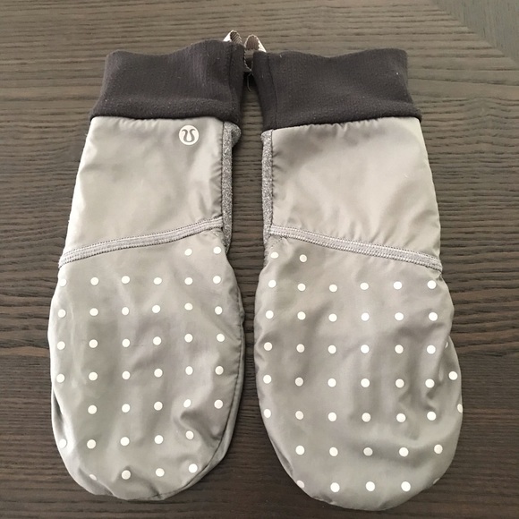 lululemon athletica Accessories - LULULEMON RUN FAST GLOVES SIZE M/L